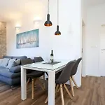 Monfrina 1, Luxury Old Town Near