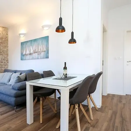 Monfrina 1, Luxury Old Town Near